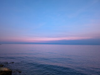 Obraz premium Serene twilight view on lake Garda