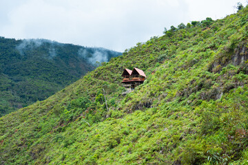 Casa de madera en el bosque de la bella encantadora