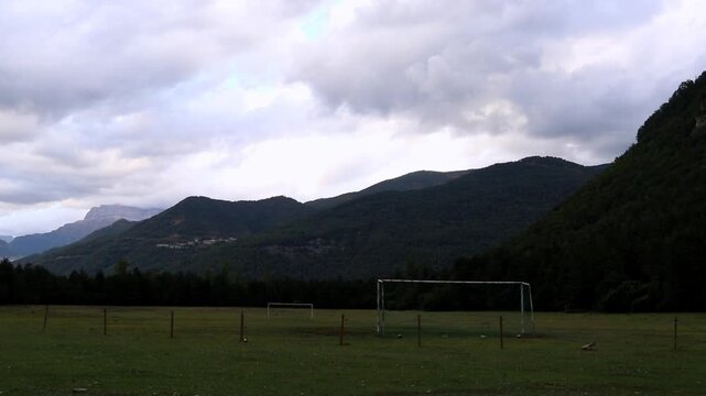 porteria de un campo de futbol en un ambiente de de naturaleza