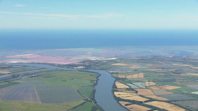 Le Rh&ocirc;ne en direction de la Camargue avec les marais salants du Salin de Giraud