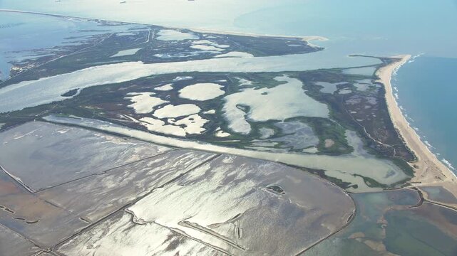vue a&eacute;rienne des salin de Giraud en Camargue