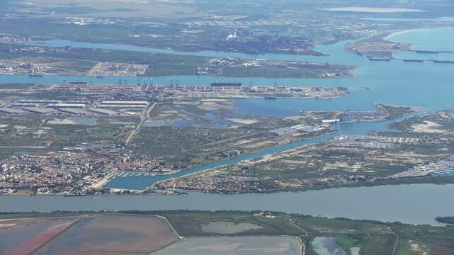 Port Saint Louis du Rh&ocirc;ne et Fos en vue a&eacute;rienne