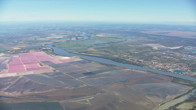 vue a&eacute;rienne des salin de Giraud en Camargue