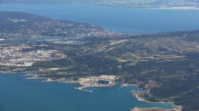 vue a&eacute;rienne de l'&eacute;tang de berre avec port de bouc et le d&eacute;but de la c&ocirc;te bleue