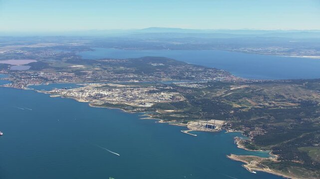 vue a&eacute;rienne de l'&eacute;tang de berre avec port de bouc, martigues et le d&eacute;but de la c&ocirc;te bleue