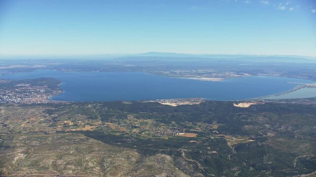 vue a&eacute;rienne de l'&eacute;tang de berre avec Martigues