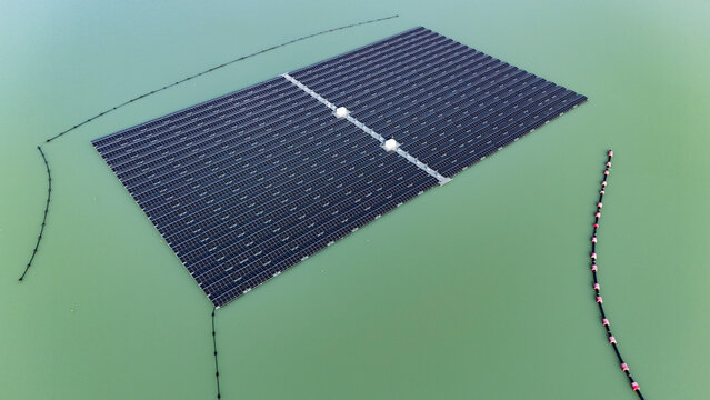 Solaranlage, Photovolaikanlage auf einem See