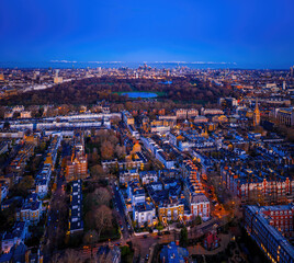 Obraz premium Aerial View of Hyde Park and Kensington Neighborhood at Twilight