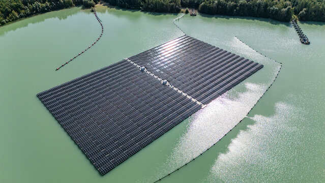 Solaranlage auf einem See