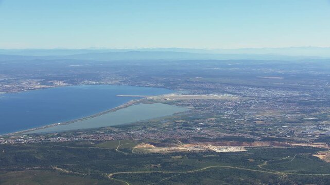 vue a&eacute;rienne de Ch&acirc;teau Neuf les Martgues, de l'&eacute;tand de Berre, a&eacute;roport de Marseille Provence et de Marignane