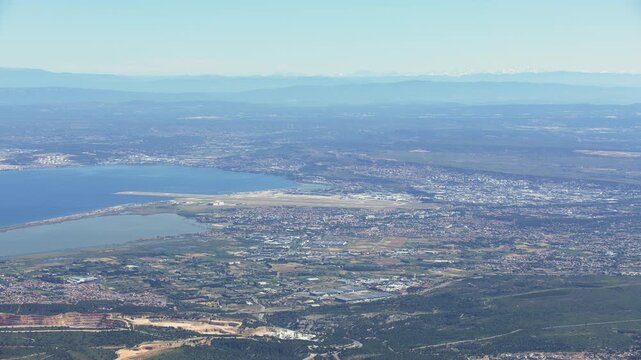 vue a&eacute;rienne de Ch&acirc;teau Neuf les Martgues, de l'&eacute;tand de Berre, a&eacute;roport de Marseille Provence et de Marignane