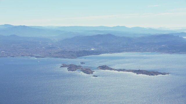 vue a&eacute;rienne de la baie de Marseille avec les &icirc;les du Frioul
