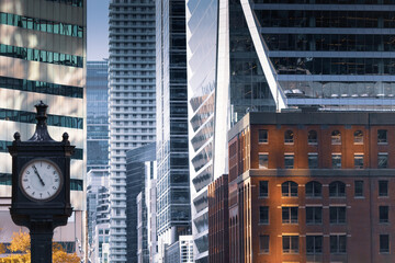 Fototapeta premium Scenic Toronto financial district skyline and modern architecture.