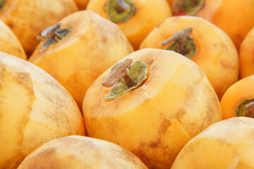 日本の食べ物｜干し柿を作る・枝をT字型に残し皮を剥いた柿