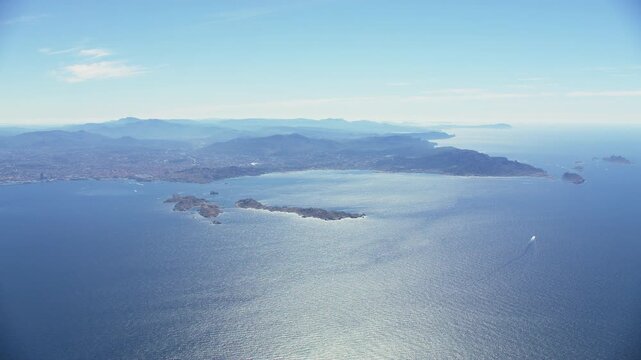 vue a&eacute;rienne de la baie de Marseille avec les &icirc;les du Frioul