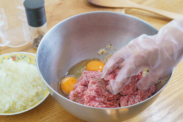 豚ひき肉で作るハンバーグ｜豚ひき肉とパン粉と生卵と玉ねぎ