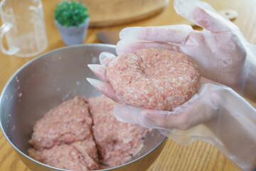 ハンバーグの成形イメージ・中央にくぼみを作る