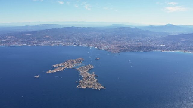 vue a&eacute;rienne de la baie de Marseille avec les &icirc;les du Frioul