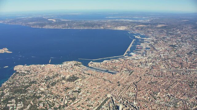 vue drone de Marseille avec le vieux port et le port autonome
