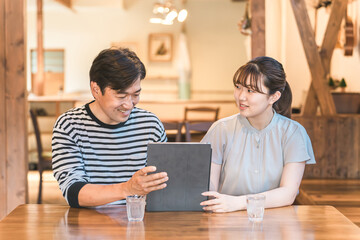 Men and women ordering from the menu at cafes, restaurants, and eateries
