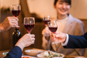 Men and women working together, colleagues, superiors and subordinates having a year-end party, New Year's party, drinking party, banquet at an izakaya
