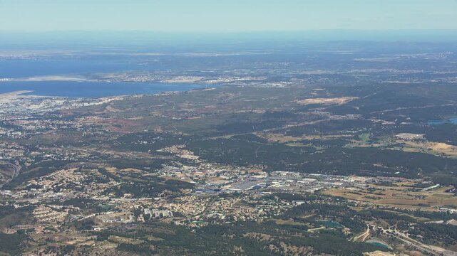vue a&eacute;rienne de la zone commerciale de Plan de Campagne avec l'&eacute;tang de Berre