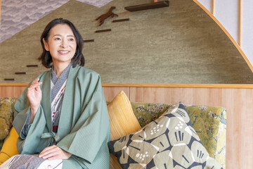 女子旅　温泉旅館　宿泊部屋シーン