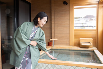 女子旅　温泉旅館　宿泊部屋シーン