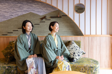 女子旅　温泉旅館　宿泊部屋シーン