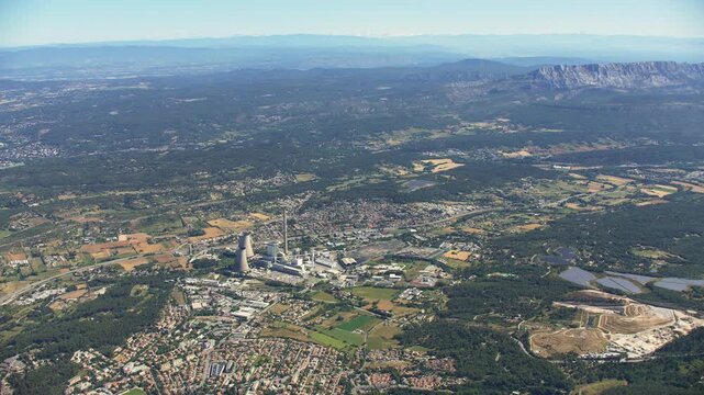 Vue a&eacute;rienne de Gardanne avec usine, centrale, montagne sainte Victoire