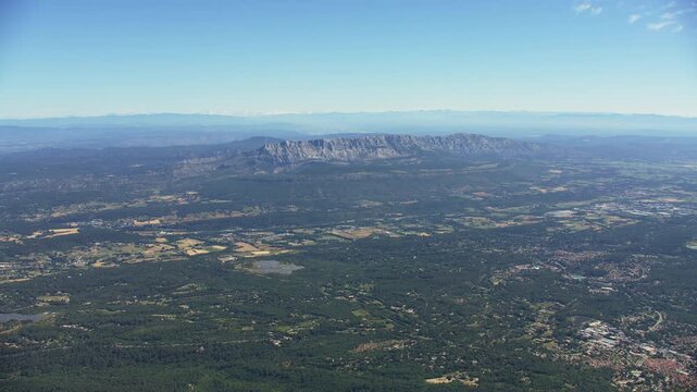 vue a&eacute;rienne de la Sainte Victoire depuis Gr&eacute;asque