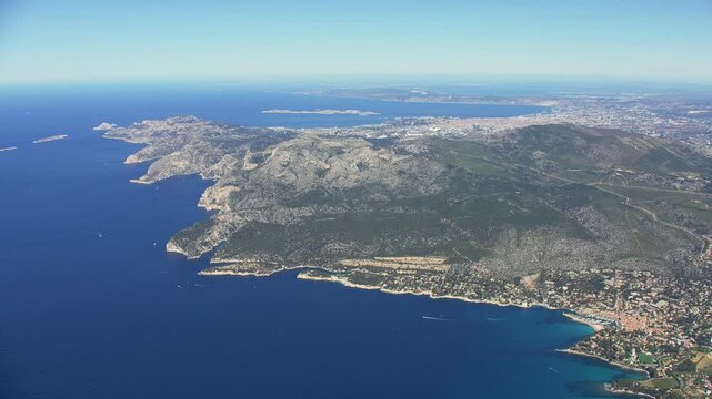 vue a&eacute;rienne des calanques de Cassis