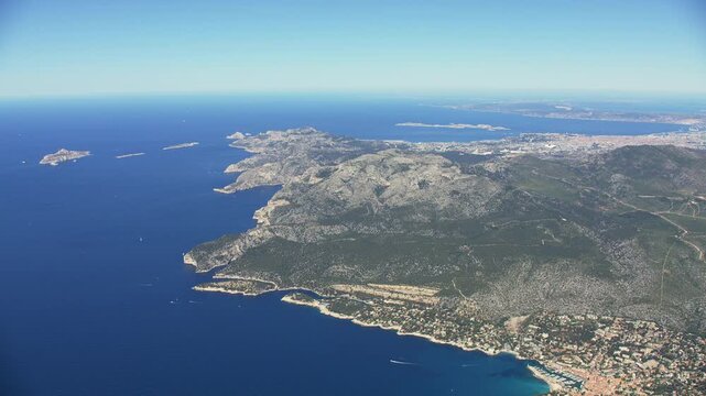 vue a&eacute;rienne des calanques de Cassis