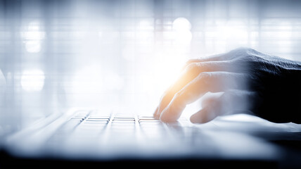 Hands typing on a keyboard with soft lighting, symbolizing concentration, analytical thinking and precise digital work within contemporary professional tasks.
