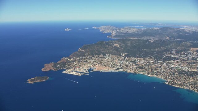 Vue a&eacute;rienne de La Ciotat, port, village, calanque