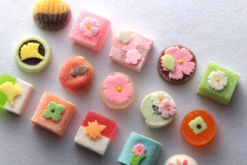 季節を感じるカラフルな和菓子の集合写真
