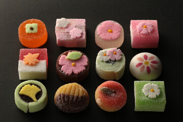 季節を感じるカラフルな和菓子の集合写真

