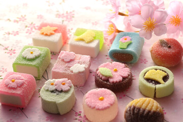 季節を感じるカラフルな和菓子の集合写真

