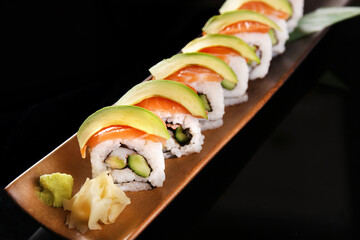 サーモンとアボカドの巻き寿司