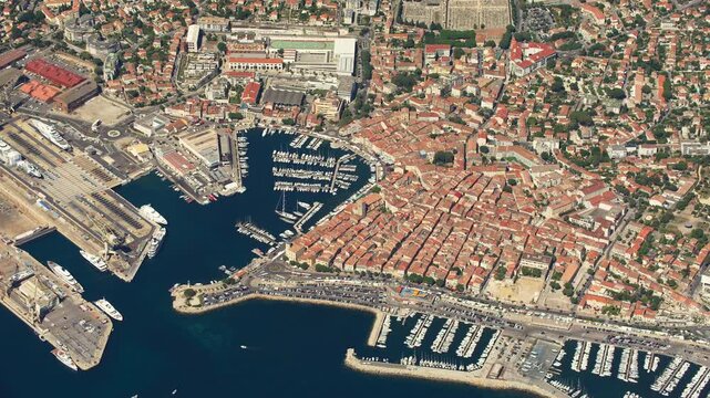 Vue a&eacute;rienne de La Ciotat, port, village, calanque