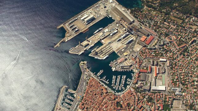 Vue a&eacute;rienne de La Ciotat, port, village, calanque