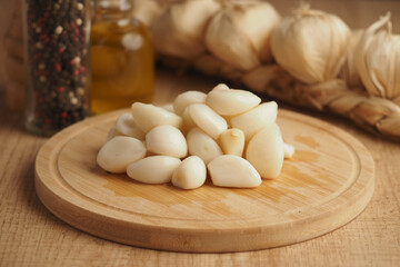 Garlic cloves ready for cooking and seasoning