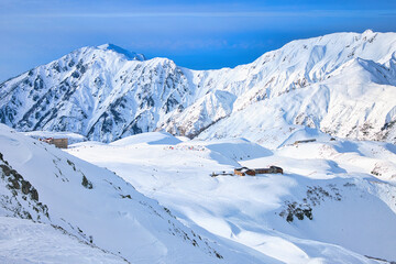 冠雪の北アルプスの立山の室堂