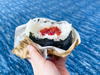 和食のおにぎり。炊き立てご飯と筋子を海苔で巻いた料理。