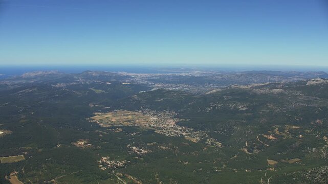 vue a&eacute;rienne de la Sainte Baume et Cuges les Pins