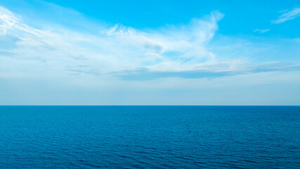 Obraz premium Nature of the ocean and blue sky Summer with sunshine, sandy beaches, clear blue waters sparkling against the blue sky. on an island with good ecology and environment Background for summer vacation