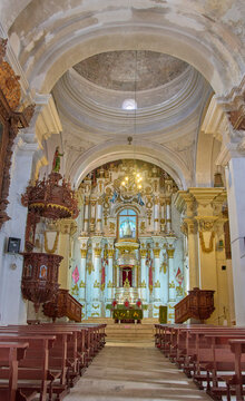 View of the interior and the main altar of the Temple of Santiago Ap&oacute;stol of Lampa. The church was built with pink volcanic stone (sillar) using the calicanto technique.