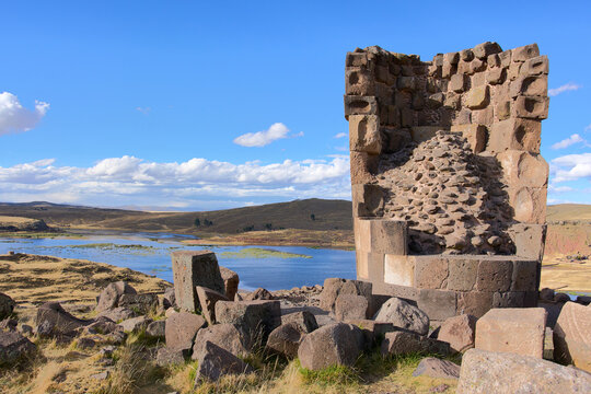The chullpas of Sillustani are located 34 kilometers from the city of Puno, on a peninsula that extends into the bright blue waters of Lake Umayo.