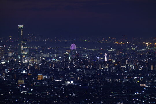光り輝く抽象的な街明かり 生駒山から見た、大阪平野夜景　海遊館観覧車