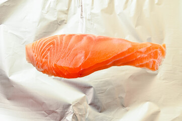 アルミ箔にのせたタスマニアサーモン